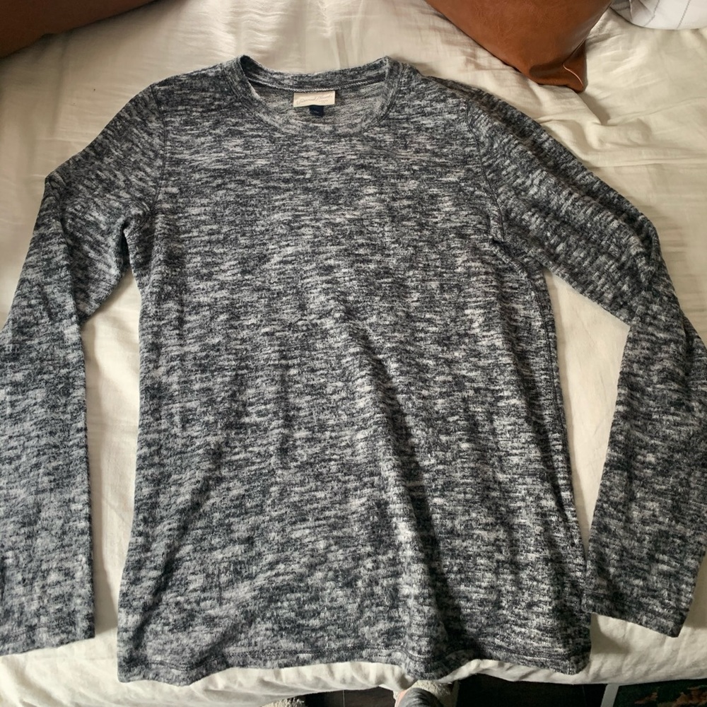 Universal thread sweater size L